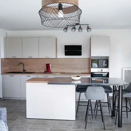 With Terrace Close To Beaches Appartamento